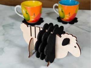 Ajoutez une touche rustique à votre table avec nos sous-verres en bois mouton découpés au laser. Cadeau original et pratique. Livraison rapide.