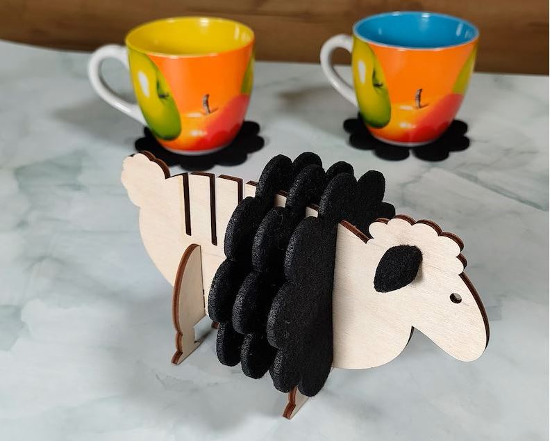 Ajoutez une touche rustique à votre table avec nos sous-verres en bois mouton découpés au laser. Cadeau original et pratique. Livraison rapide.
